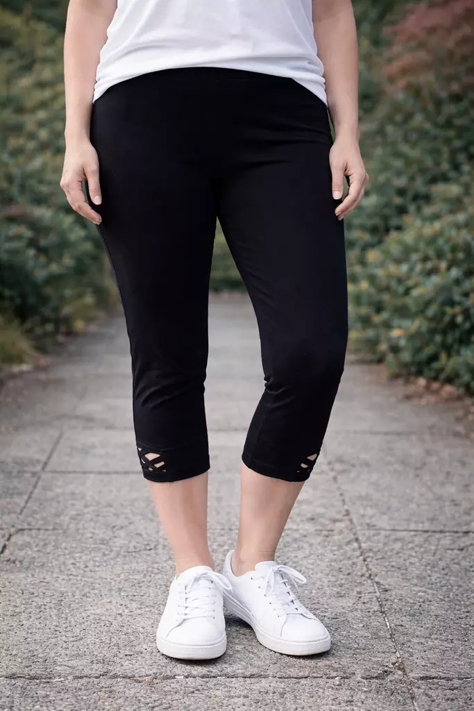 Auriel caprileggingsit black S-2XL - Naisten housut ja hameet - 6440004004699 - 2